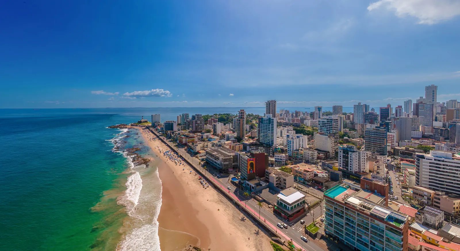 Vista de Salvador do Cristo da Barra em direção ao Farol