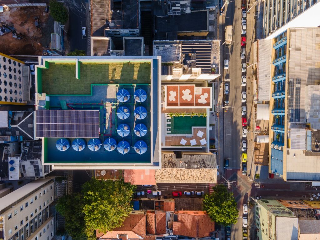 Vista aérea de cobertura com placas solares